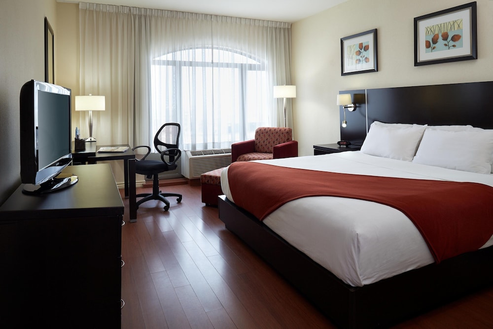 Holiday Inn & Suites Montreal Airport by IHG — photo 7