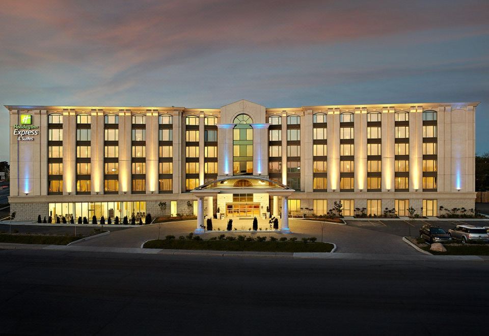 Holiday Inn & Suites Montreal Airport by IHG
